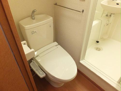 トイレ　１年中快適な温水洗浄便座です。