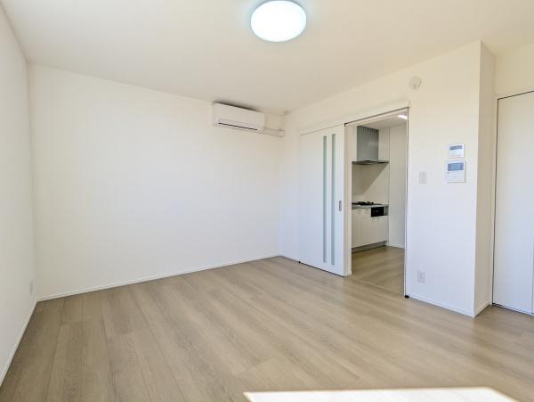 居室・リビング　落ち着いた色合いの床です☆