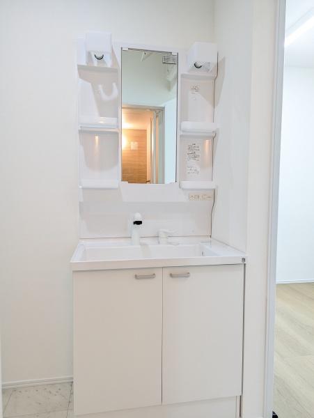 洗面設備　脱衣所です！洗濯機置場もあります☆