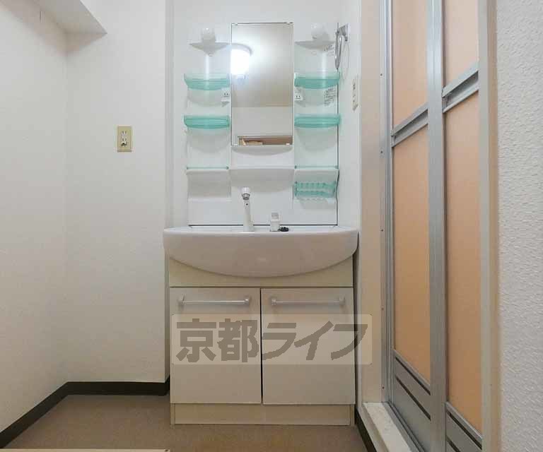 洗面設備　綺麗な洗面台です。