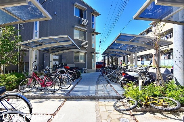 その他共有部分　敷地内に屋根付きの駐輪場があります。