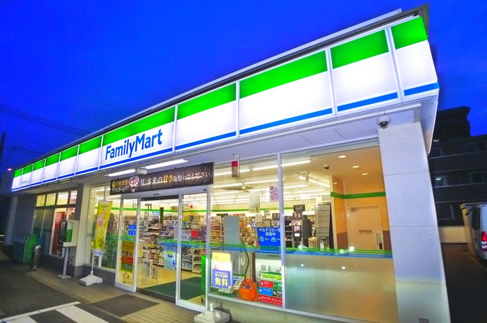 コンビニ　ファミリーマート（コンビニ）まで93m