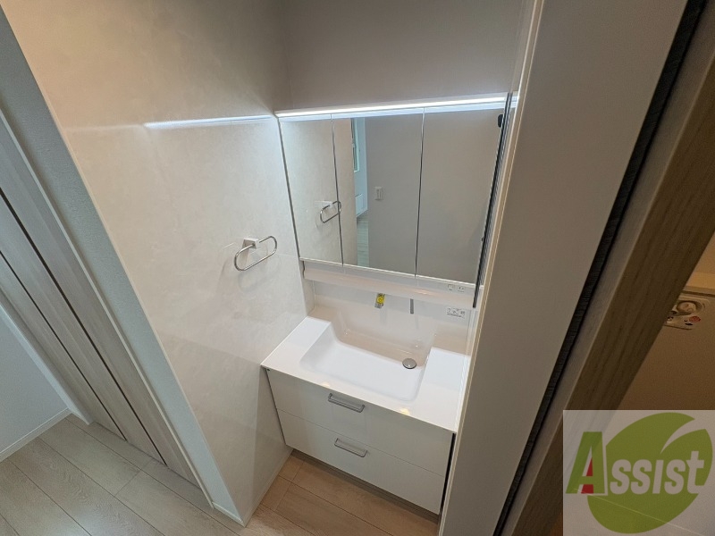 洗面設備　大きくて使いやすそうな独立洗面台になっています。