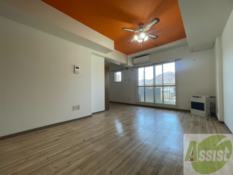 居室・リビング　リビングです。木目のフローリングが落ち着きますね。