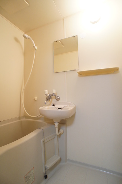 バス・シャワールーム　清潔感のある浴室で、１日の疲れを癒しリラックスできます。