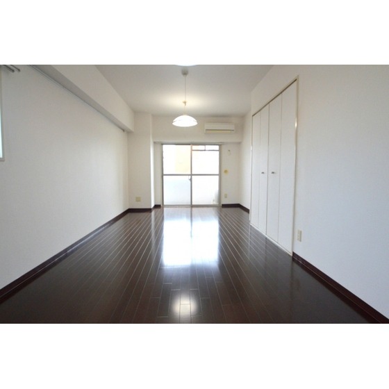 居室・リビング　床の色は部屋によって異なります