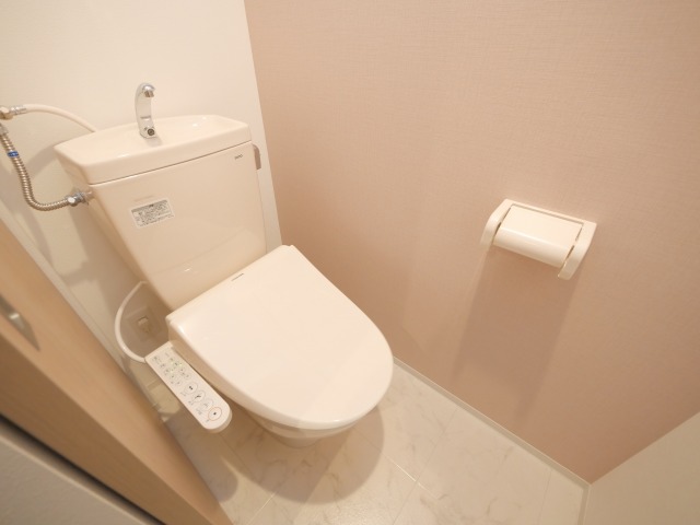 トイレ　嬉しいウォシュレット付きのトイレ！便座温かいですよ♪
