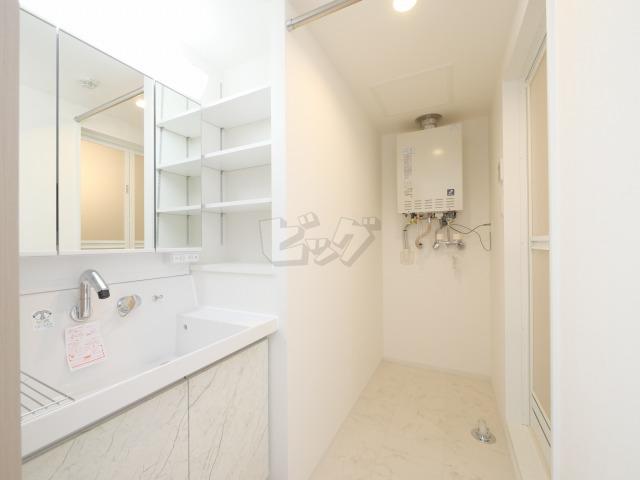 洗面設備　朝の身支度に便利な洗面台です♪