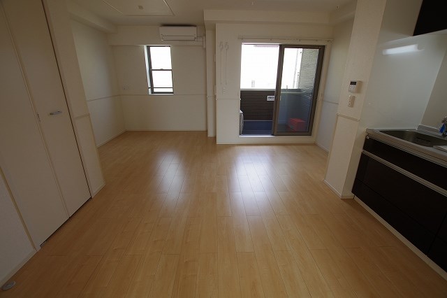 居室・リビング　※203号室の写真です。