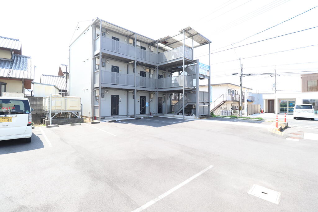 建物外観　3階建てのマンションタイプ♪