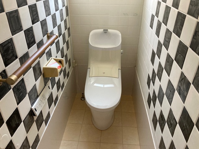 地下鉄東西線 東野駅 徒歩12分 2階建 築51年のトイレ写真