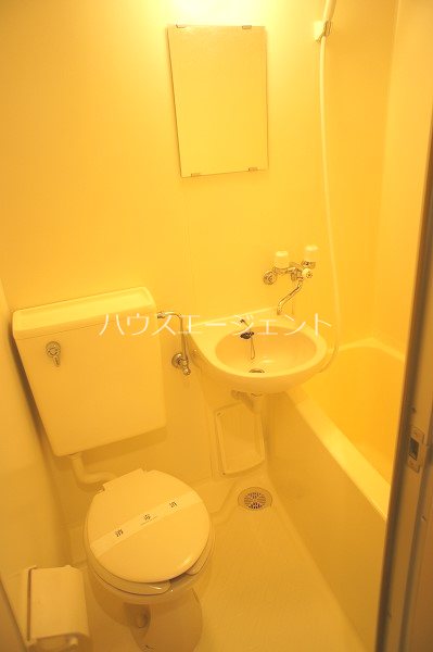 バス・シャワールーム　お風呂は３点ユニット。掃除が楽ですよー