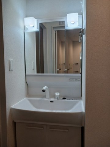 洗面設備　明るい洗面所です
