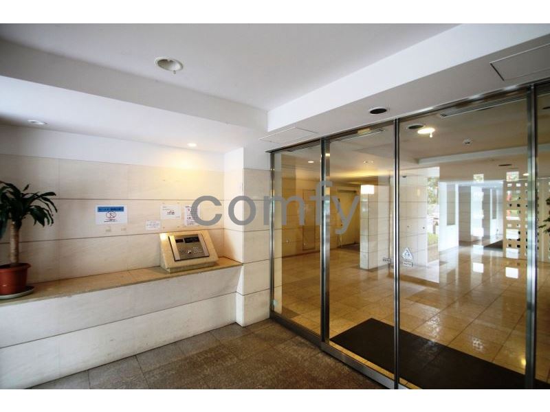 エントランス　オートロック付きエントランス