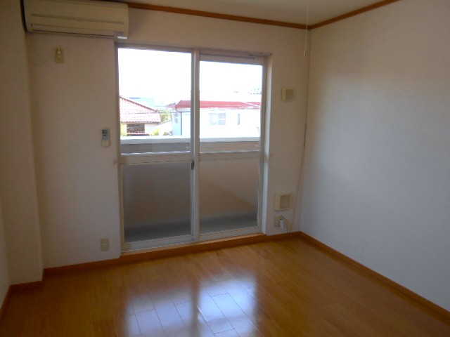 居室・リビング　南面居室（エアコン完備）・全室照明付き