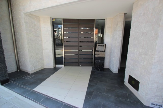 エントランス　落ち着いたエントランスです