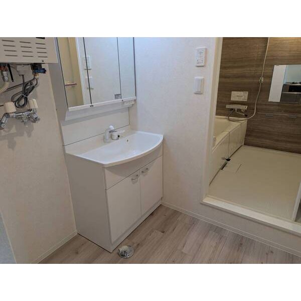 洗面設備　ゆったりとスペースのある洗面所