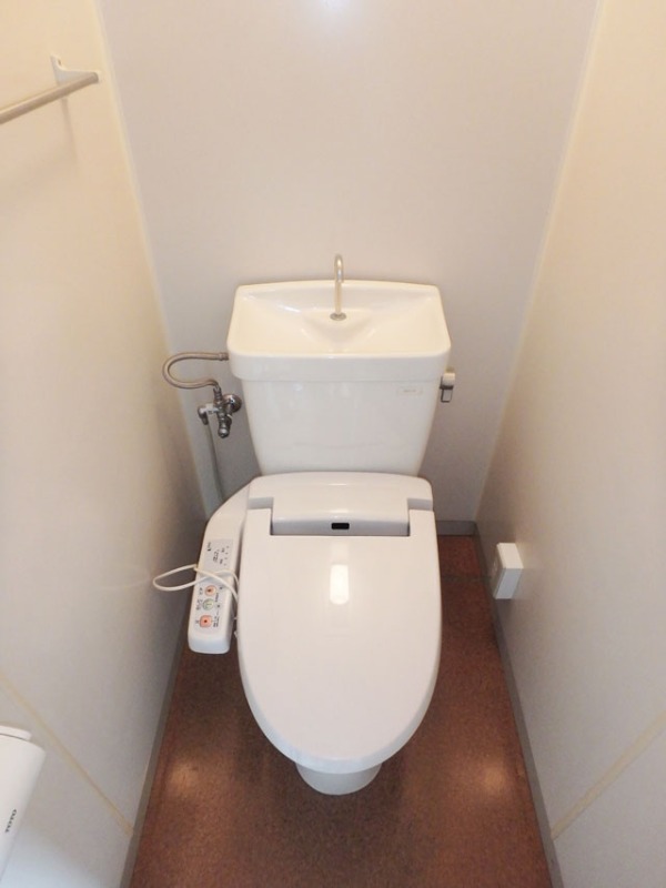 トイレ　温水洗浄便座つき！