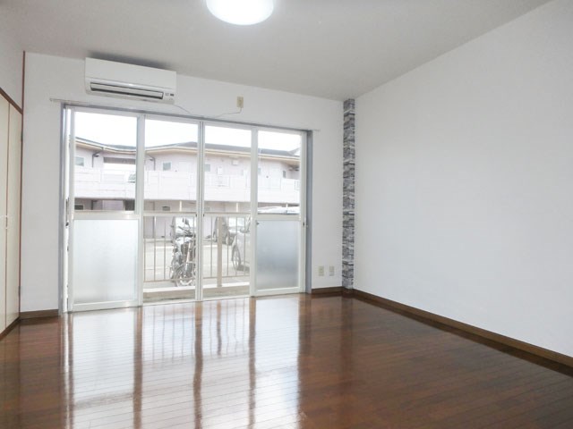 居室・リビング　１２．５帖の広々洋室♪