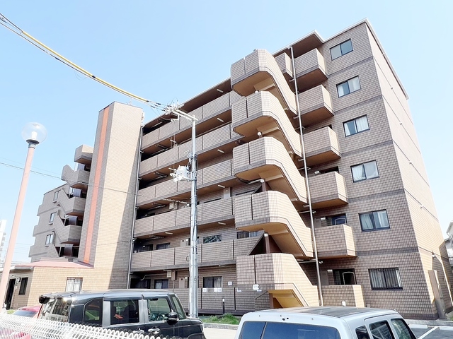 建物外観　敷地内に駐車スペースあります