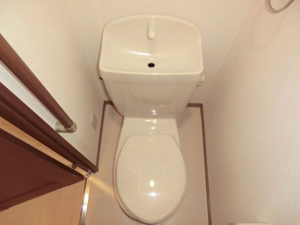 トイレ　シンプルで掃除のしやすいトイレです！