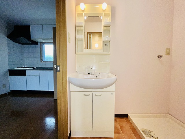 洗面設備　独立洗面台、朝の身支度には欠かせません ※反転の場合あり