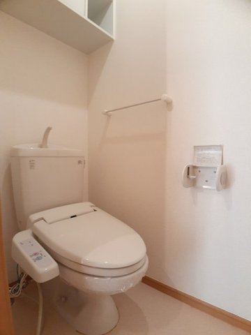 トイレ　落ち着いた色調のトイレです
