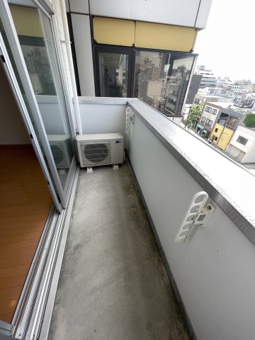 バルコニー　暖かな日差しのふりそそぐバルコニー