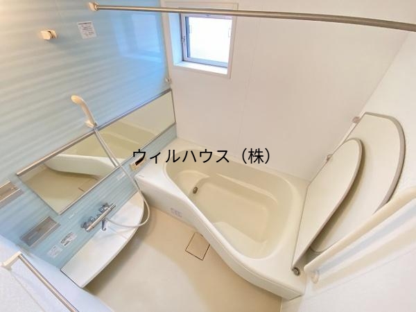 バス・シャワールーム　浴室乾燥機、追焚機能付の広々バスルーム！