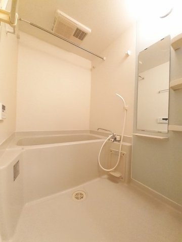 バス・シャワールーム　コンパクトで使いやすいお風呂です