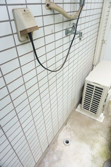 その他　洗濯機置場が室外にあるのでお部屋を広々お使いいただけます。