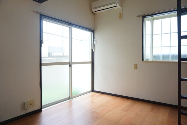 居室・リビング　２面採光なので、明るく風通しのよい過ごしやすいお部屋です♪