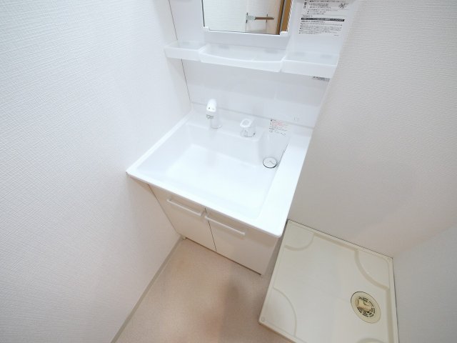 洗面設備　明るい洗面所です