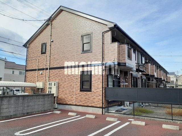建物外観　２階建ての建物