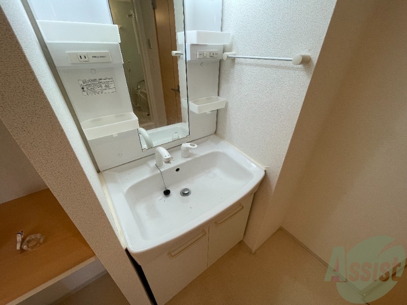 洗面設備　洗面台はシンプルなつくりで手入れがしやすそうですね。