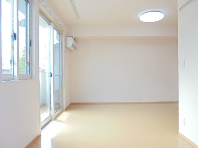 居室・リビング　写真は101号室です。（参考）