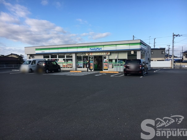 コンビニ　ファミリーマート（コンビニ）まで677m