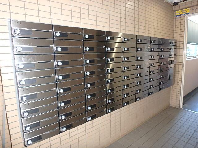 その他　エントランスに宅配ボックスが付いています