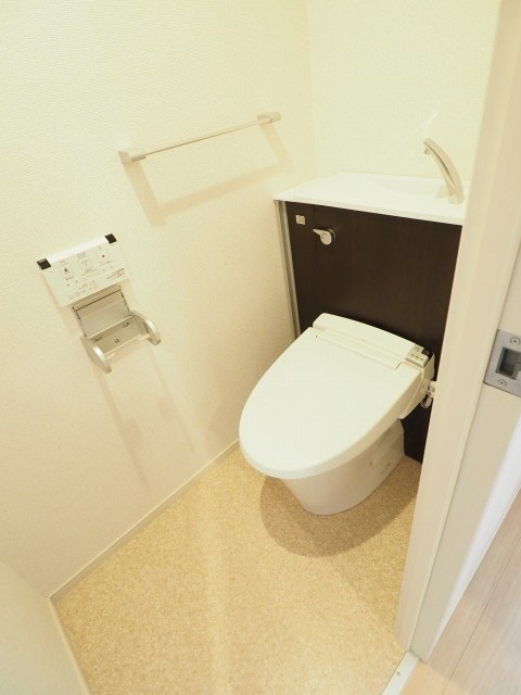 トイレ　落ち着いた色調のトイレです