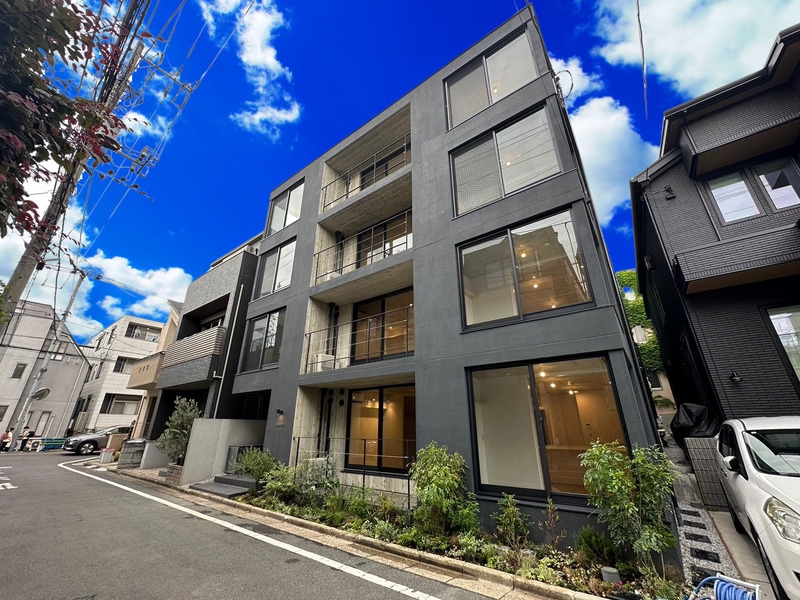 建物外観　窓が大きく開放感のある外観