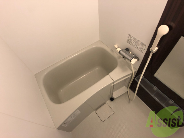 バス・シャワールーム　こちらはお風呂。一日の疲れをここで癒してください。