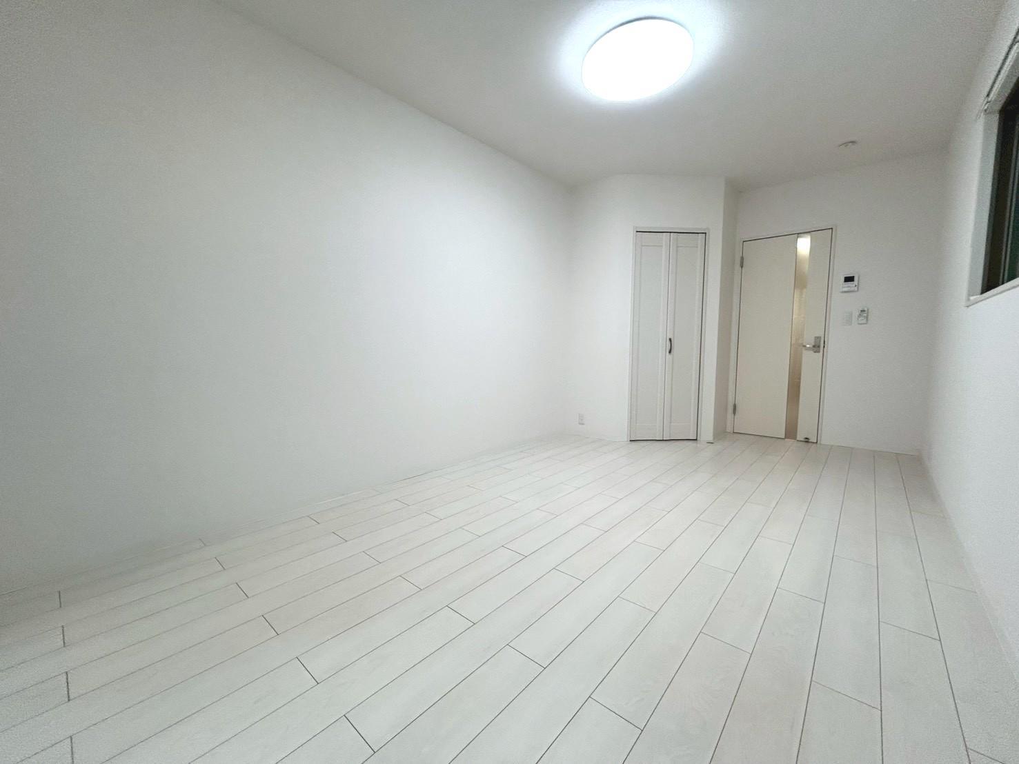 居室・リビング　白を基調としたフローリングのお部屋です