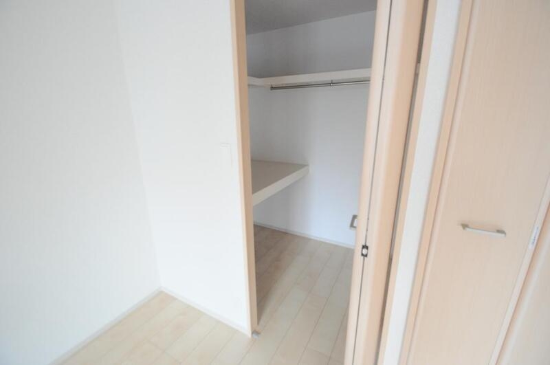 バルコニー　人気のウォークインクローゼット。お部屋が広々と使えます。