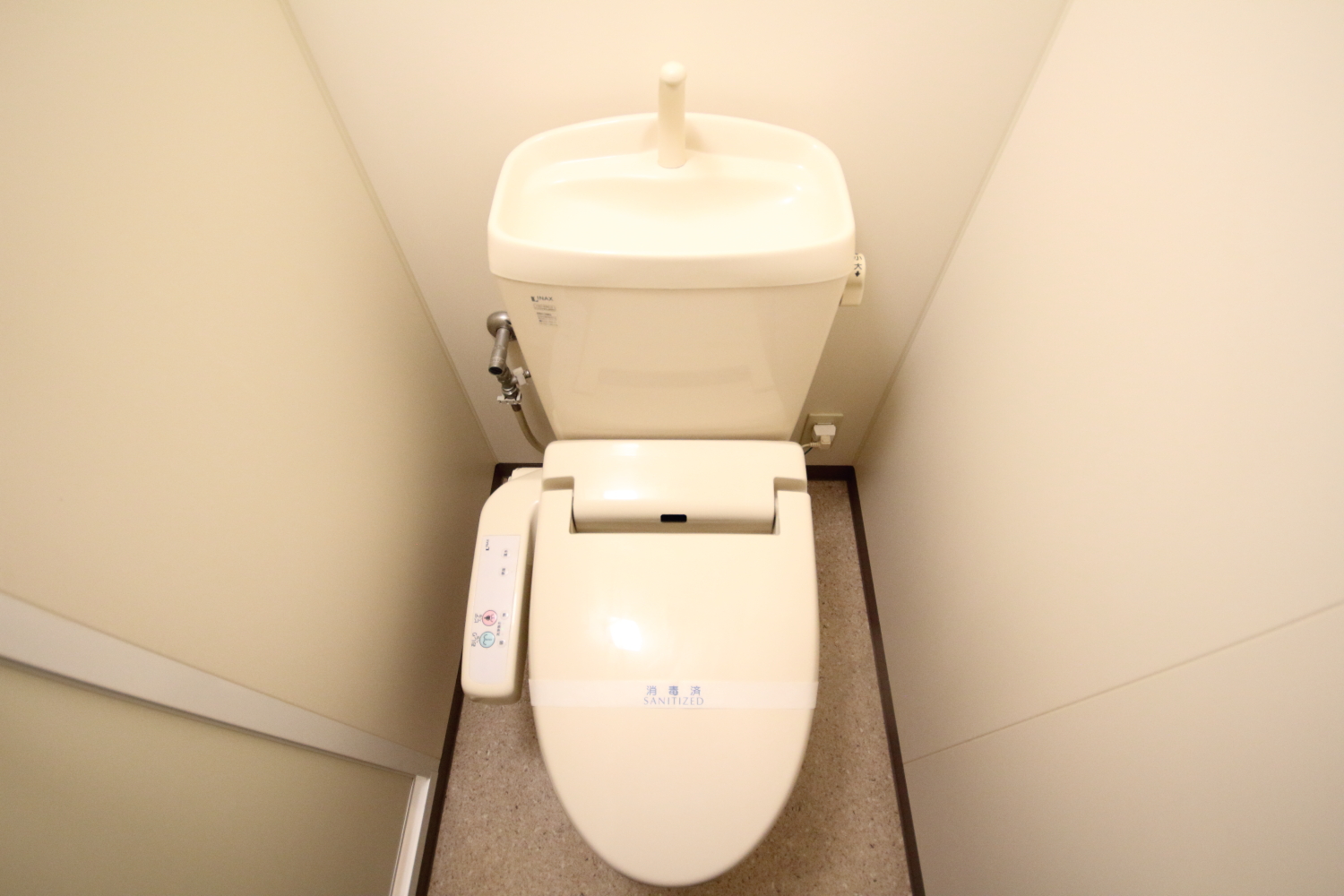 トイレ　温水洗浄便座付きのトイレです。