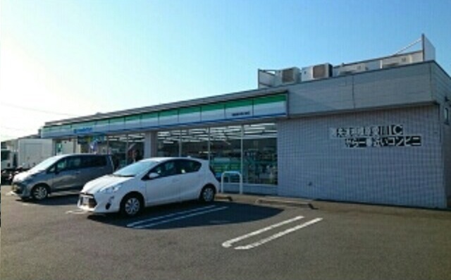 コンビニ　ファミリーマート（コンビニ）まで200m