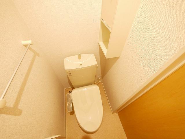 トイレ　落ち着いた色調のトイレです
