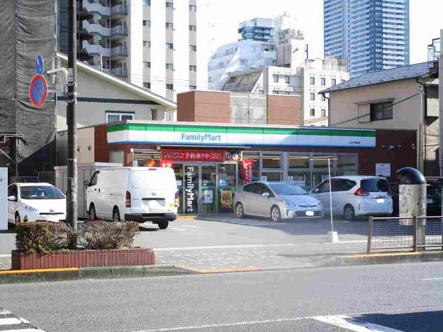 コンビニ　ファミリーマート（コンビニ）まで550m