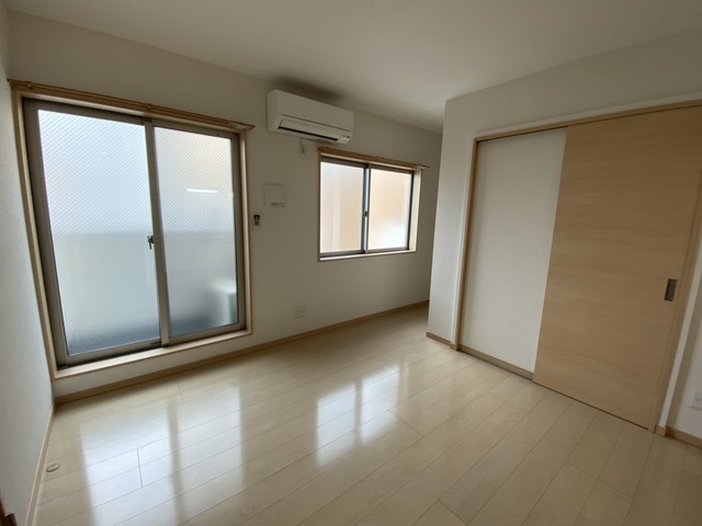 その他部屋・スペース　窓が二つ並んでいて明るいお部屋