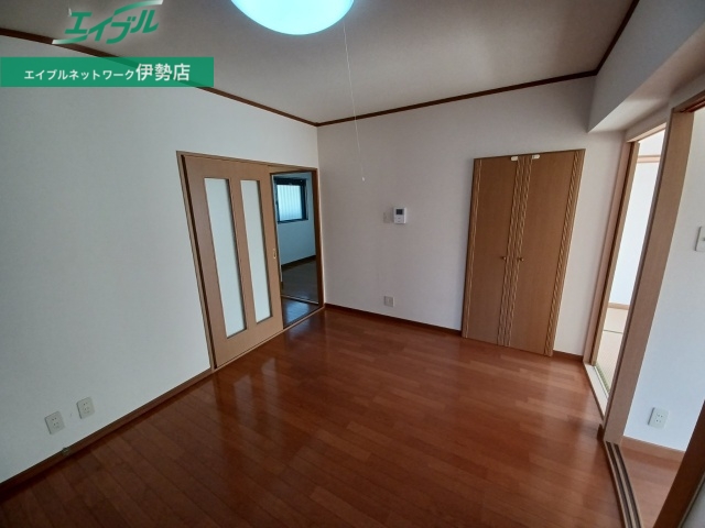 居室・リビング　同物件別部屋の写真
