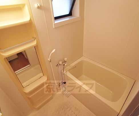 バス・シャワールーム　小窓が付いていて２４時間換気可能です